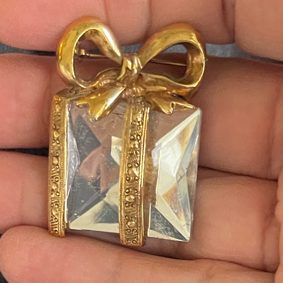 Jewelry - Vintage Crystal & Gold Tone Ribbon Gift Brooch